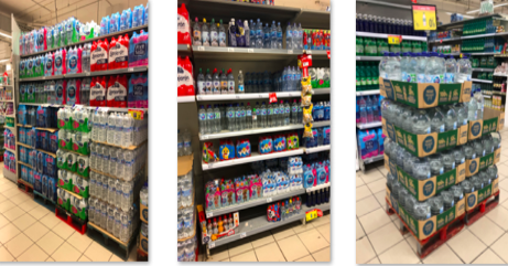 Botellas de agua expuestas directamente sobre palés en supermercado