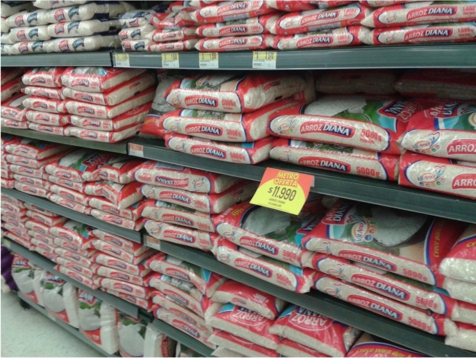 Sacos de arroz de 5 kg apilados en estantería de supermercado