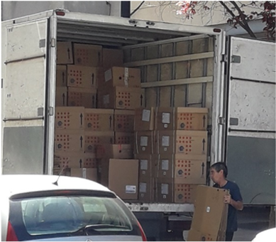 Operario descargando cajas de cartón de un camión