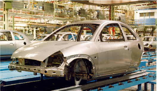 Carrocería de automóvil sobre skid en línea de montaje